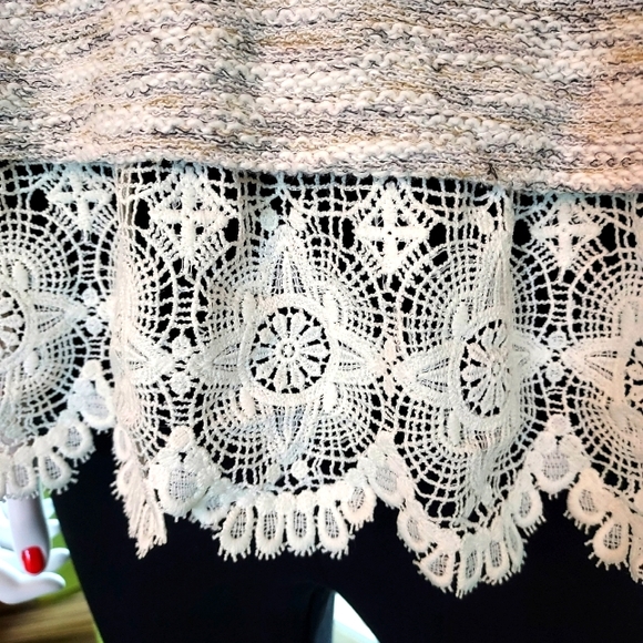 Ladies Cotton/Poly Sweater with a Doily Hem: Size XL. - Picture 4 of 10